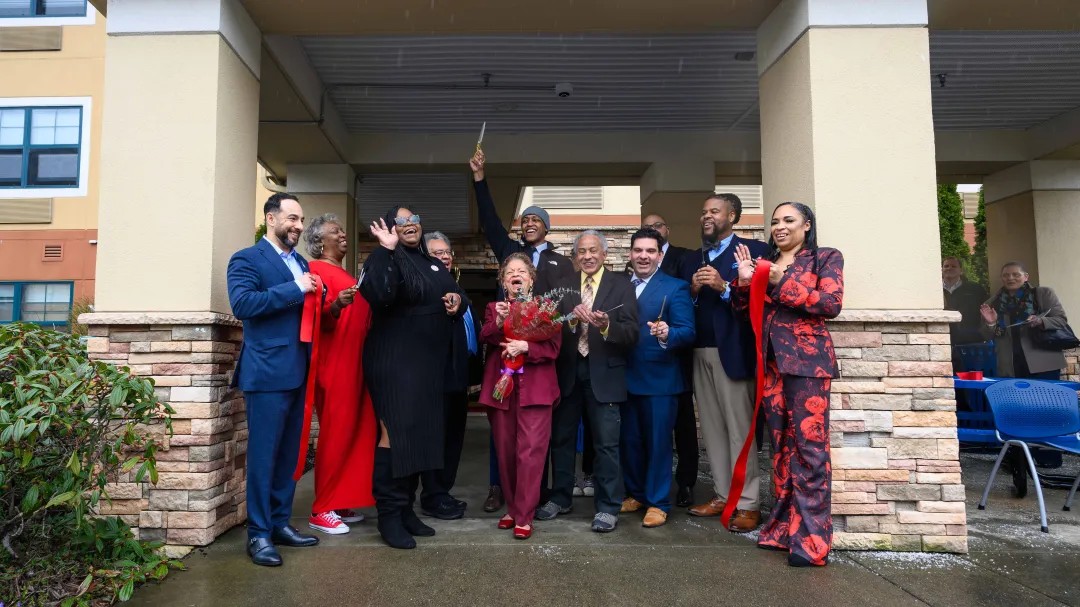 DCHS_Ribboncutting_scissors